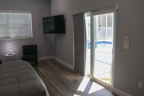 3 bedrooms, iron/ironing board, free WiFi, bed sheets - HOT TUB, HEATED POOL AND WALKING DISTANCE TO MINERAL SPRINGS (North Port)