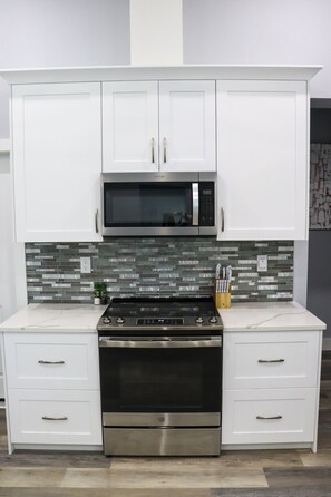 Fridge, microwave, oven, stovetop - HOT TUB, HEATED POOL AND WALKING DISTANCE TO MINERAL SPRINGS (North Port)
