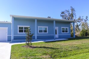 Exterior - HOT TUB, HEATED POOL AND WALKING DISTANCE TO MINERAL SPRINGS (North Port)