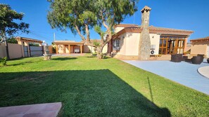 Property grounds - Villa los Almonds. (Chiclana de la Frontera)