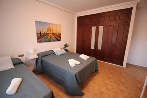 4 bedrooms, in-room safe, iron/ironing board, travel crib - Villa los Almonds. (Chiclana de la Frontera)