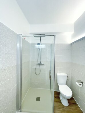 Dusch, hårtork, handdukar och tvål