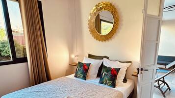 5 bedrooms, desk, iron/ironing board, travel cot