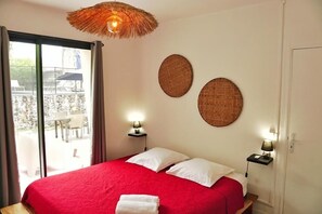 5 sovrum, skrivbord, strykjärn/strykbräda och resesäng