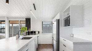 Kahvin-/teenkeitin, jääkaappi, mikroaaltouuni, uuni