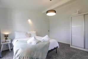 3 bedrooms, iron/ironing board, travel cot, WiFi - Be Rude Not To | Ride to the Redwoods Forest (Rotorua)