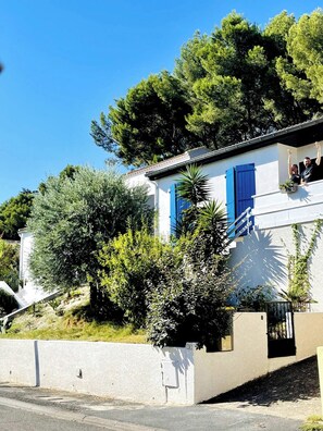 المنطقة المحيطة بالمنشأة