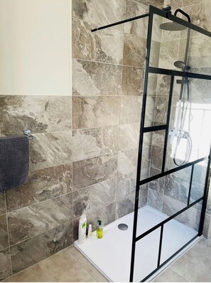 Douche, sèche-cheveux, serviettes fournies, savon