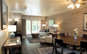 TV, caminetto, lettore DVD, libri