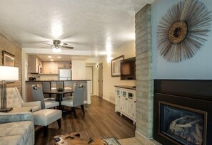 TV, caminetto, lettore DVD, libri