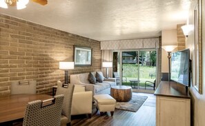 TV, caminetto, lettore DVD, libri