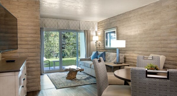 TV, caminetto, lettore DVD, libri