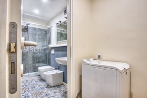 Dusche, Haartrockner, Bidet, Handtücher