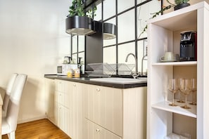 Kühlschrank, Mikrowelle, Herdplatte, Geschirrspüler