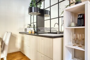 Fridge, microwave, stovetop, dishwasher