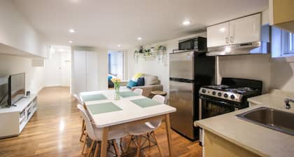 Leslieville Cozy & Bright Apt in Trendy Beaches