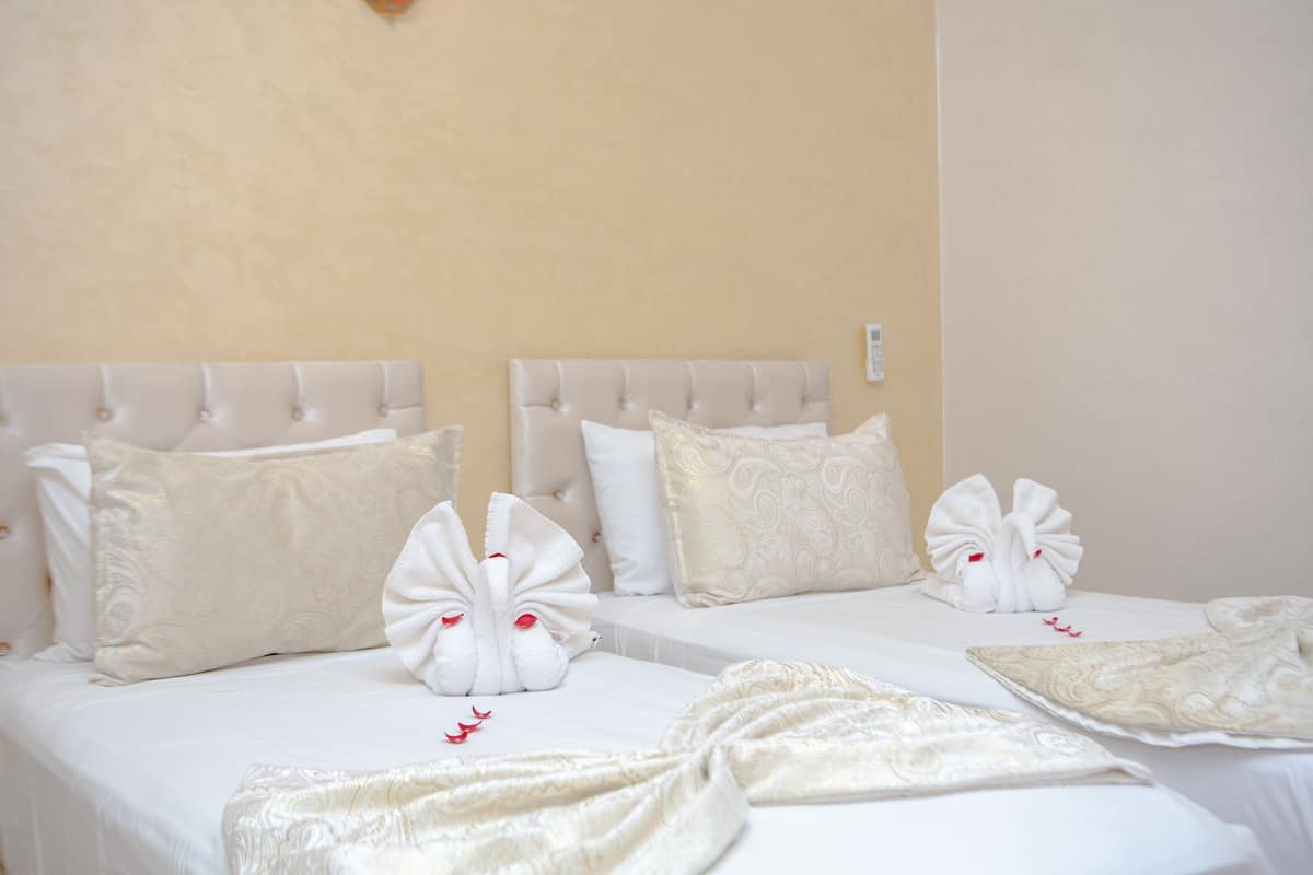 Comfort Twin Room, Non Smoking, Pool Access | Peti besi dalam bilik, Wi-fi percuma, cadar katil