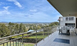 Outdoor dining - Bennett's Bliss - Spectacular Ocean Front house - Relax & Enjoy with your family (Forster)