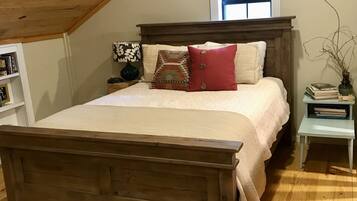 2 間睡房、熨斗/熨衫板、可攜式嬰兒床、床單