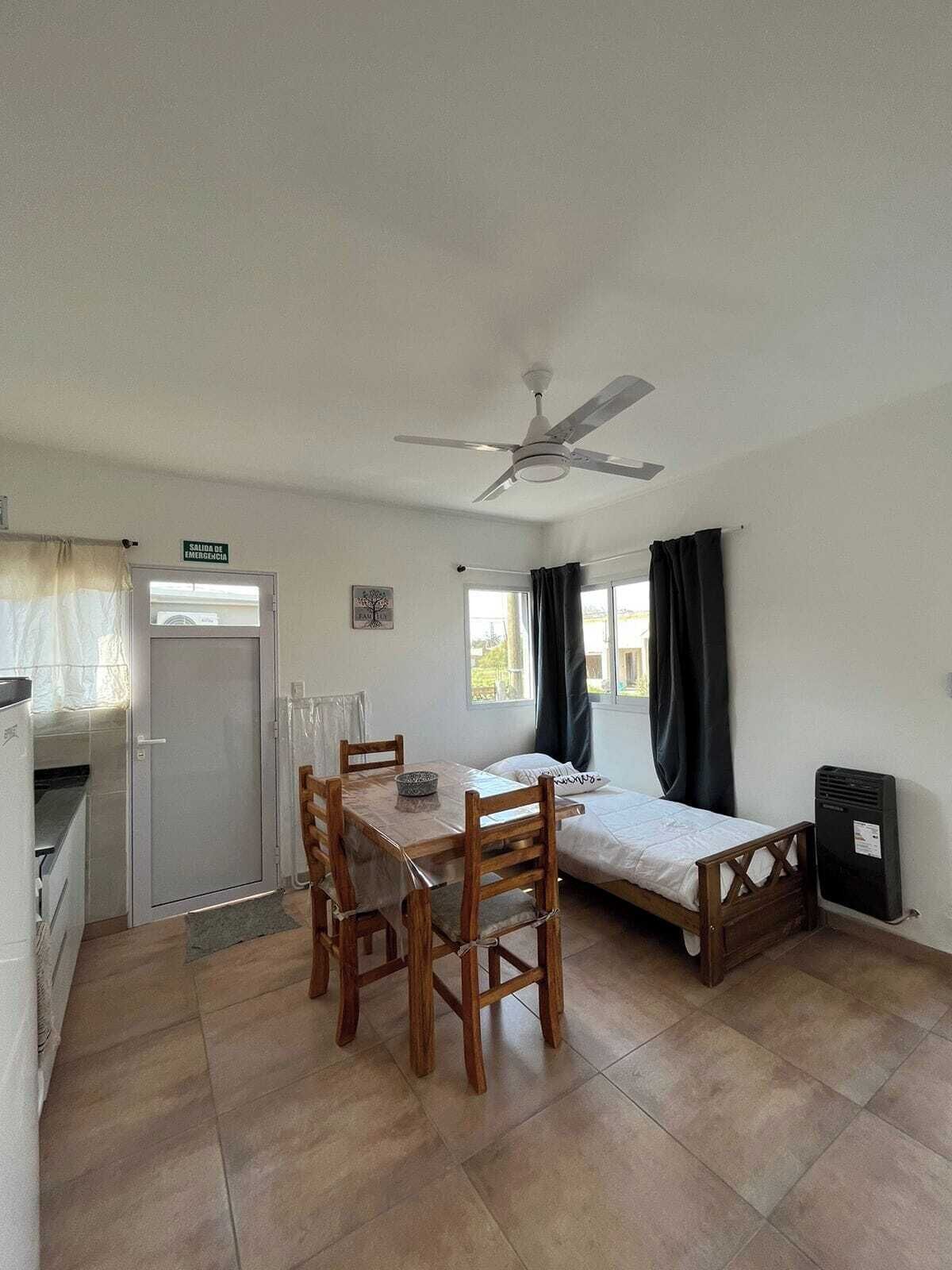 Leilighet – basic | Oppholdsområde | En 32-tommers Flatskjerm-TV med kabel-kanaler