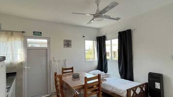 Apartamento básico | Zona de estar | Televisión de pantalla plana de 32 pulgadas con canales por cable