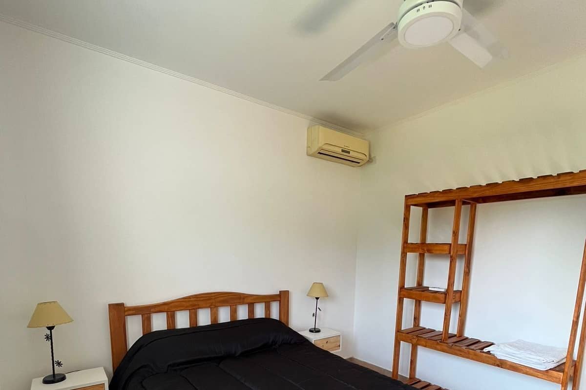 Eenvoudig appartement | 2 slaapkamers, reisbedje, gratis wifi, beddengoed