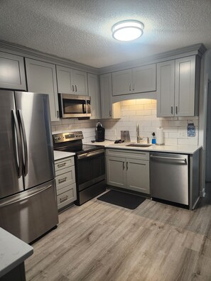 Frigorifero, microonde, forno, piano cottura