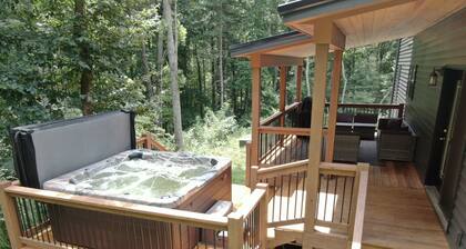 Lazy Bear - HotTub, Pet Friendly, Firepit, Game Room,Private home close to AVL.