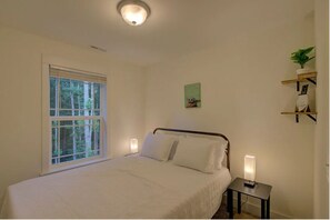 5 bedrooms, iron/ironing board, free WiFi, bed sheets - Lazy Bear - HotTub, Pet Friendly, Firepit, Game Room,Private home close to AVL. (Fairview)