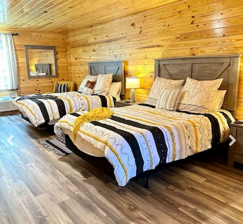 Luxury Cabin At Blackwater Getaway, Short Walk Downhill To The River!