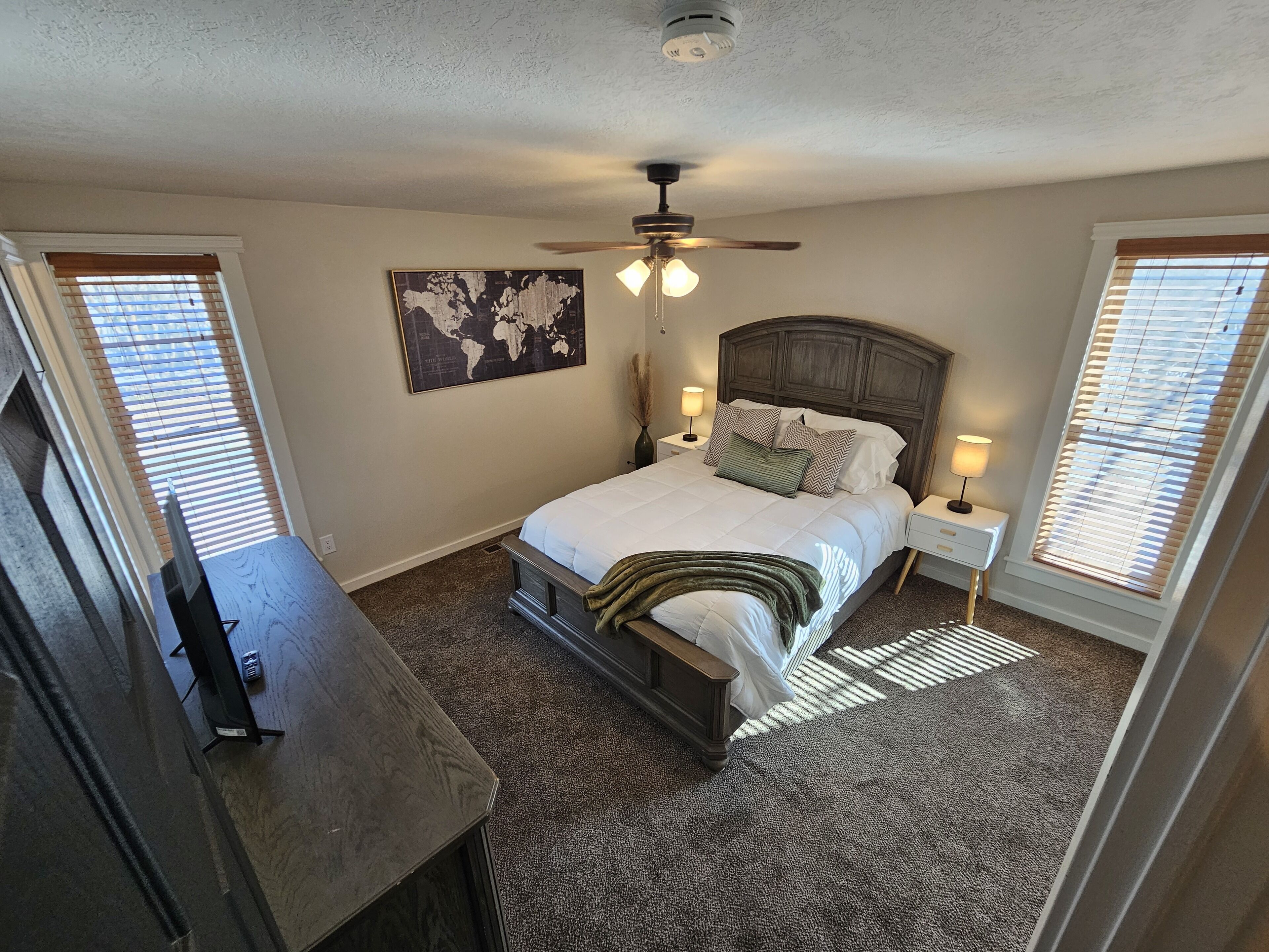 3 slaapkamers, een bureau, een strijkplank/strijkijzer, reisbedje