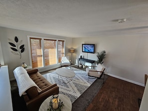 Smart TV, fireplace