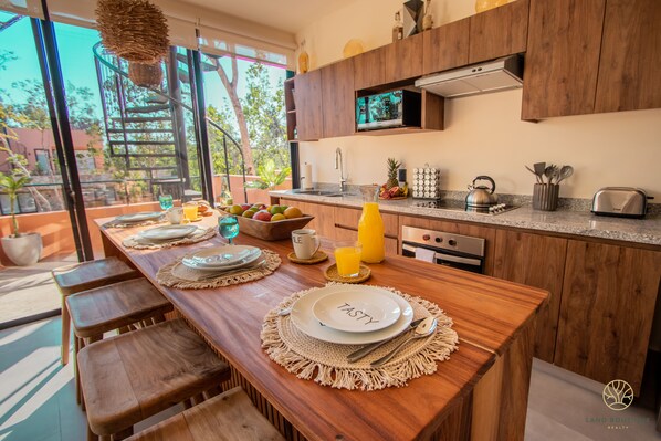 Refrigerador, microondas, horno y parrilla de estufa 