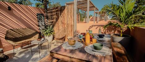 تناول الطعام بالخارج