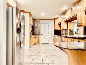 Private kitchen - Luxury River House in Texas Hill Country (Marble Falls)