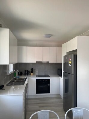 Kühlschrank, Ofen, Herdplatte, Geschirrspüler