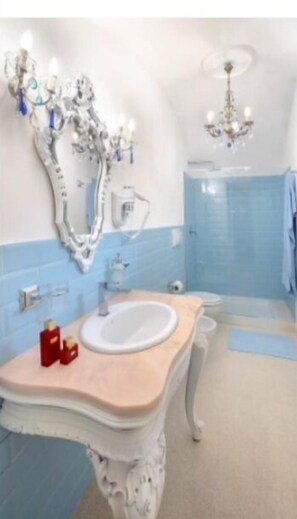 Ducha, secador de pelo, bidé y toallas