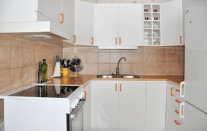 Frigorífico, microondas, placa de cocina y cafetera o tetera