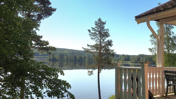 A lakeside view with a gazebo, a bench, and a clear sky. - Gorgeous home in Kristinehamn (Kristinehamn)