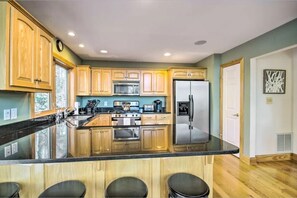 Fridge, microwave, oven, stovetop - Welcome to Winterhaven!  5BR/4BA .5mi from lodge! (Wintergreen Resort)