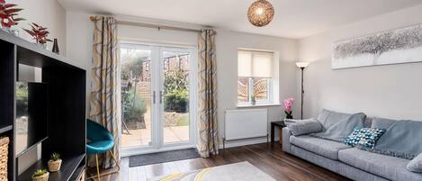 House (3 Bedrooms) | Living room
