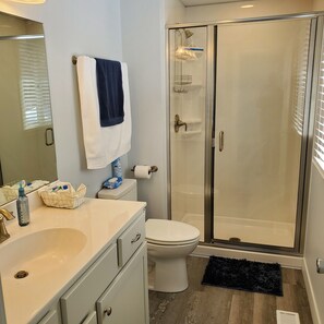 Shower, hair dryer, towels, soap - Family Fun - 2 blocks from everything! (Arnolds Park)