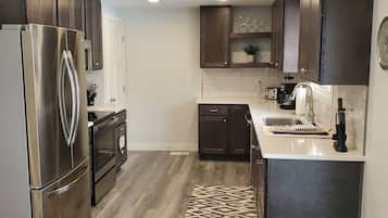 Frigorífico, microondas, horno y placa de cocina