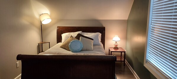 1 bedroom, WiFi - Eclectic Apartment- 2-4 friends- Family centered. Safe Neighborhood (Gloucester)