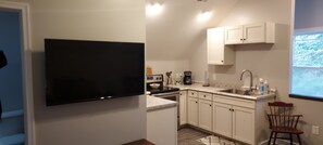 Private kitchen - Eclectic Apartment- 2-4 friends- Family centered. Safe Neighborhood (Gloucester)
