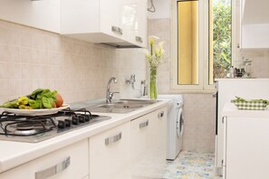 Frigorifero, forno, piano cottura, lavastoviglie