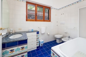 Regadera, secadora de cabello, bidet, toallas 
