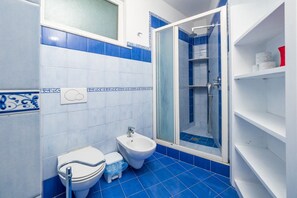 Douche, sèche-cheveux, bidet, serviettes fournies