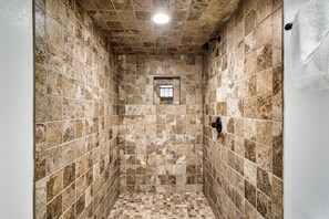 Combined shower/tub, towels, soap, shampoo - Dolly Game Room|Secluded Escape|Fire Table|Hot Tub (Sevierville)