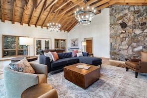 Smart TV, chimenea y futbolito